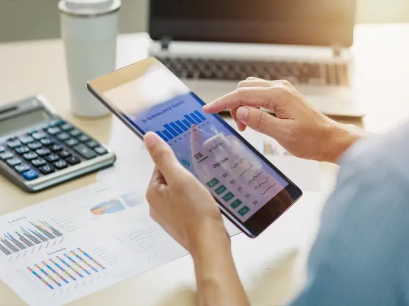 How to Use Compensation Benchmarking to Attract Top Talent